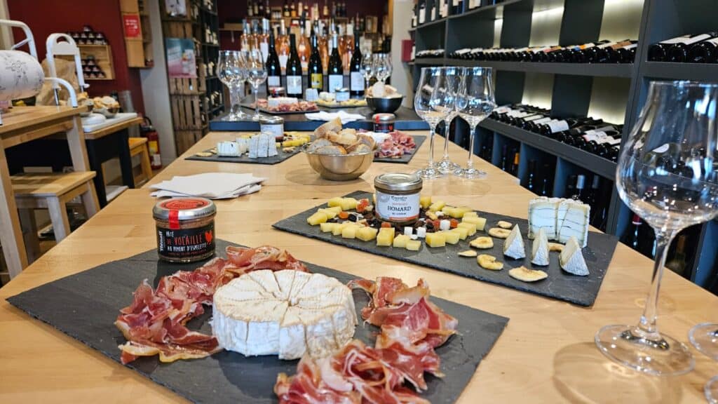 Dégustation de Vins et Plateaux Terroir en Cave à Vins Dégustation de vins avec fromage, charcuterie, pâté de volaille et homard dans une cave à vins.