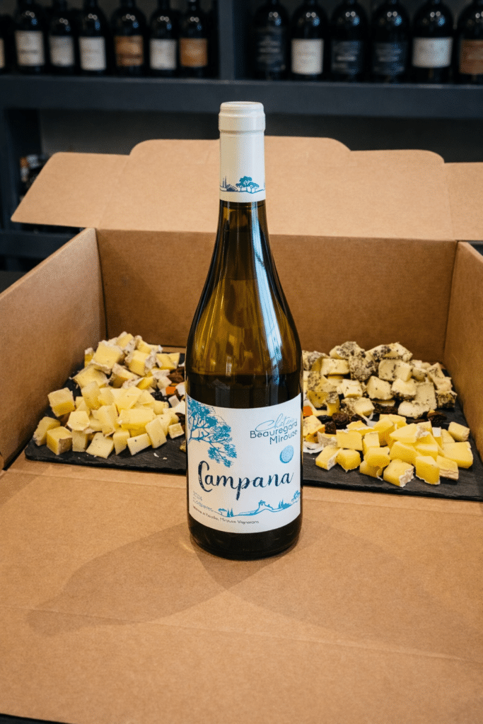 Vin blanc Campana Château Beauregard Mirouze dans un coffret gourmand avec assortiment de fromages en cubes.
