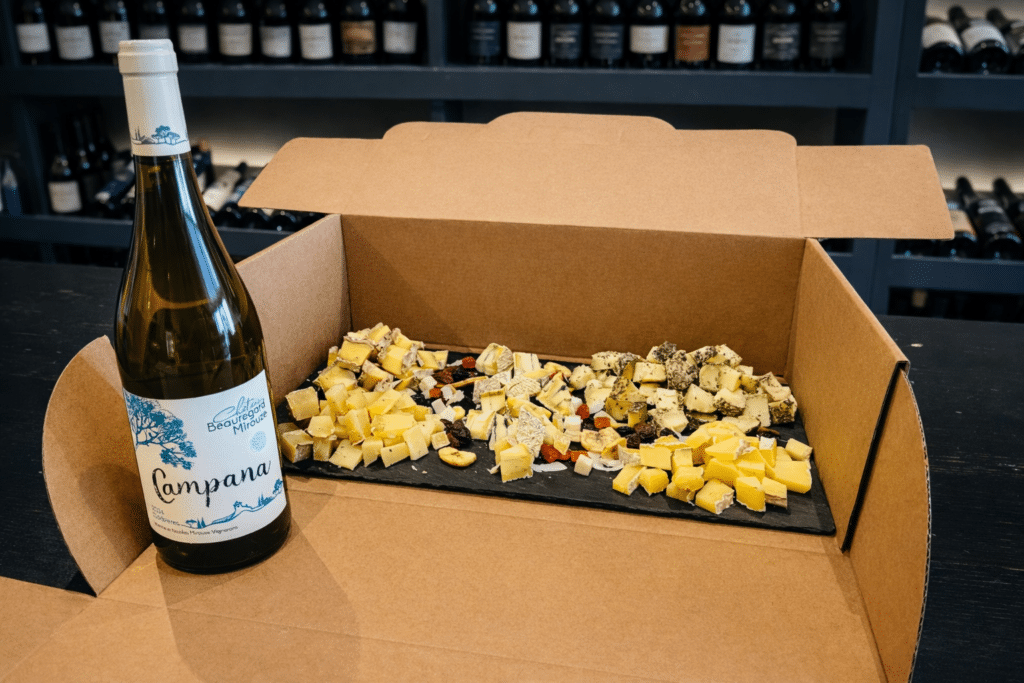 Vin blanc Campana et plateau de fromages : le coffret idéal Vin blanc Campana Château Beauregard Mirouze et plateau de fromages variés dans un coffret cadeau de dégustation.